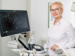 Dr. Julia Hedrich vor ihrem Ultraschallgerät.